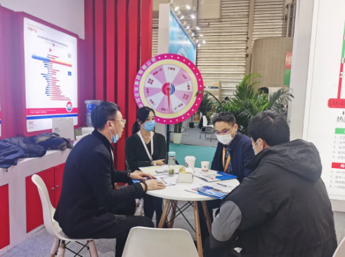 访客前来了解冰河冷媒